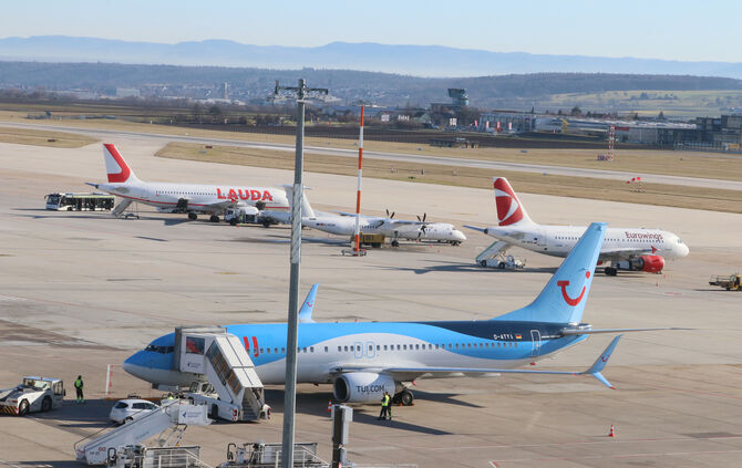 stuttgart flughafen flieger sommerurlaub urlaub TUI flugzeug symbol symbobild symbolfoto