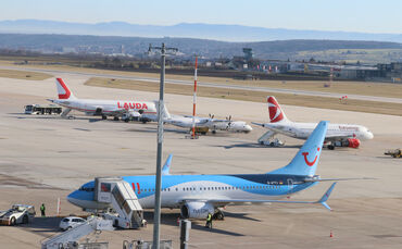 stuttgart flughafen flieger sommerurlaub urlaub TUI flugzeug symbol symbobild symbolfoto