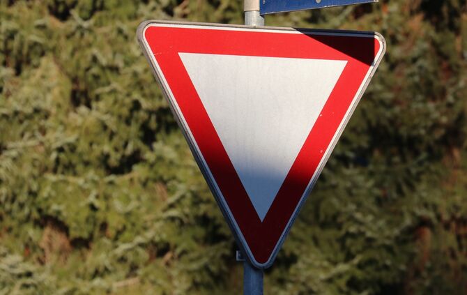 schild achtung vorfahrt verkehr verkehrsschild symbol symbolbild Symbolfoto