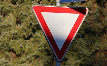 schild achtung vorfahrt verkehr verkehrsschild symbol symbolbild Symbolfoto