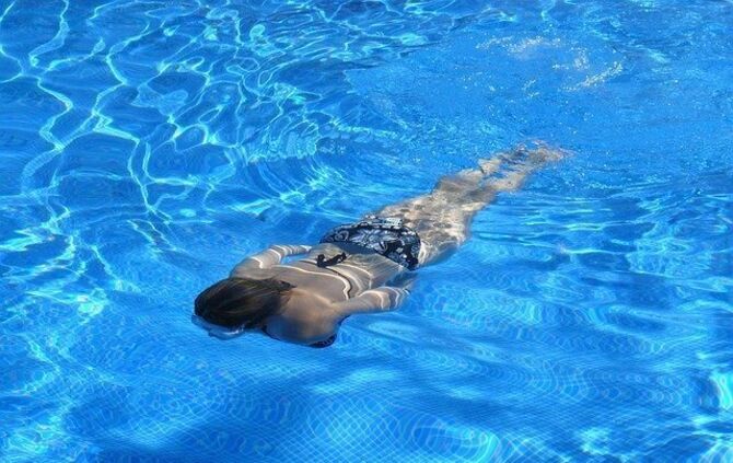 Schwimmbad schwimmen wasser