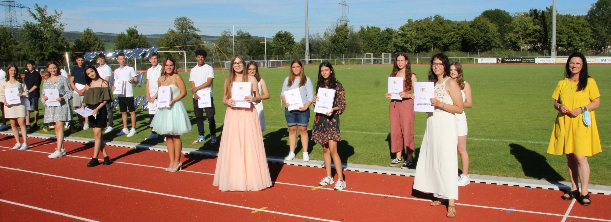 Reinhold Nagele Realschule Weinstadt Schuler Feiern Wegen Corona Ihren Abschluss Erstmals Im Stadion Weinstadt Zeitungsverlag Waiblingen