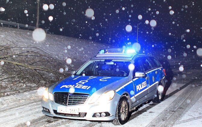 polizeifahtrzeug mit blaulicht   eisglaette verkehr unfall