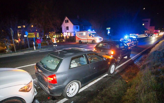 Drei Fahrzeuge in Auffahrunfall verwickelt - Bild 04_0