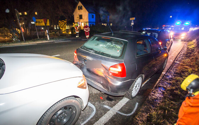 Drei Fahrzeuge in Auffahrunfall verwickelt - Bild 03_2