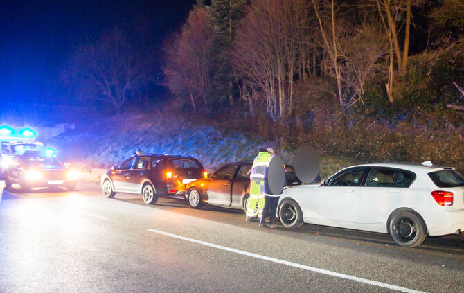 Drei Fahrzeuge in Auffahrunfall verwickelt - Bild 02_3