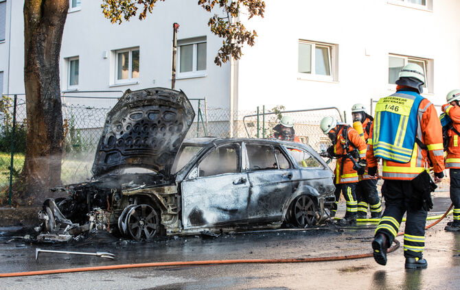 Technischer Defekt: Auto brennt vollständig aus - Bild 13_0
