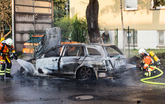 Technischer Defekt: Auto brennt vollständig aus - Bild 11_2
