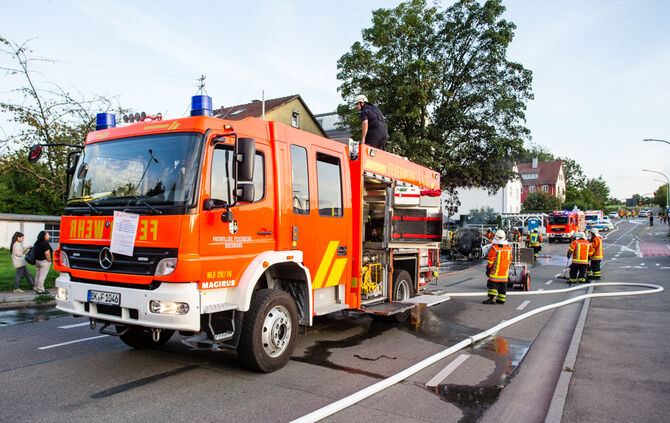 Technischer Defekt: Auto brennt vollständig aus - Bild 09_8