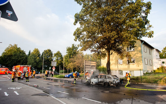 Technischer Defekt: Auto brennt vollständig aus - Bild 03_13
