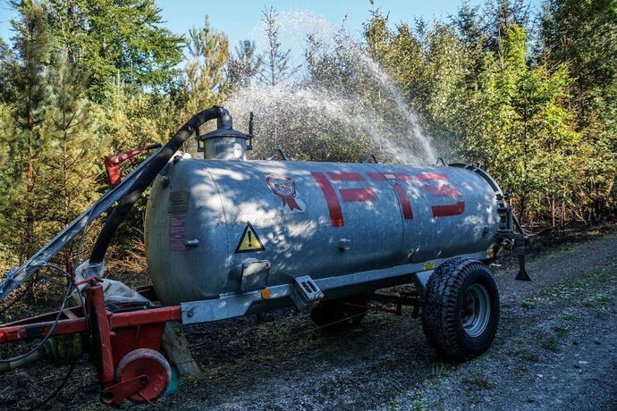 Murrhardt-Schlosshof: 400 qm Wald in Brand – Landwirte helfen mit Wasserfaessern