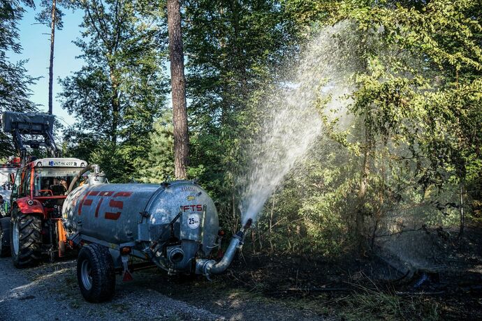 Murrhardt-Schlosshof: 400 qm Wald in Brand – Landwirte helfen mit Wasserfaessern