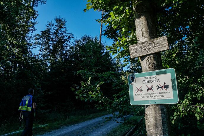 Murrhardt-Schlosshof: 400 qm Wald in Brand – Landwirte helfen mit Wasserfaessern