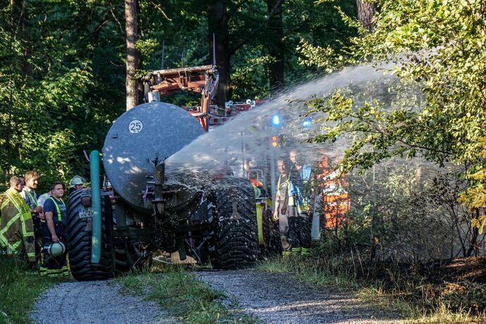 Murrhardt-Schlosshof: 400 qm Wald in Brand – Landwirte helfen mit Wasserfaessern