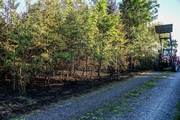 Murrhardt-Schlosshof: 400 qm Wald in Brand – Landwirte helfen mit Wasserfaessern