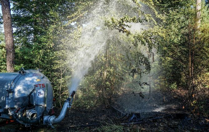 Murrhardt-Schlosshof: 400 qm Wald in Brand – Landwirte helfen mit Wasserfaessern