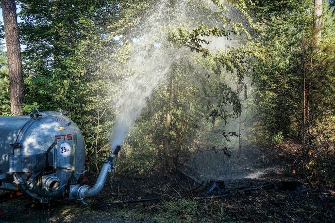 Murrhardt-Schlosshof: 400 qm Wald in Brand – Landwirte helfen mit Wasserfaessern