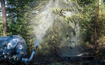 Murrhardt-Schlosshof: 400 qm Wald in Brand – Landwirte helfen mit Wasserfaessern