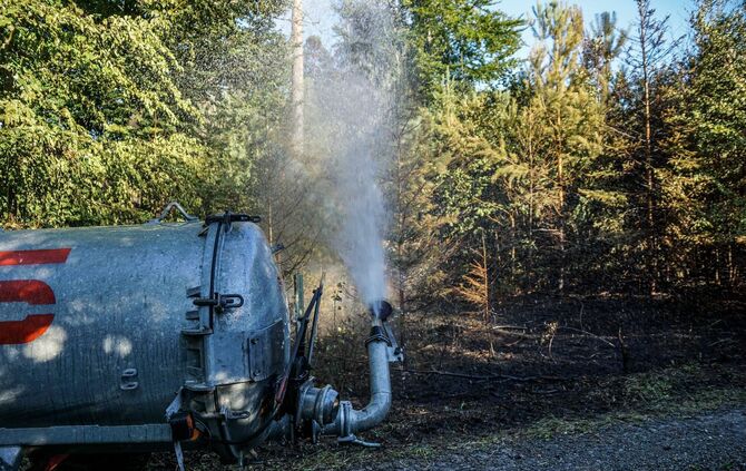 Murrhardt-Schlosshof: 400 qm Wald in Brand – Landwirte helfen mit Wasserfaessern