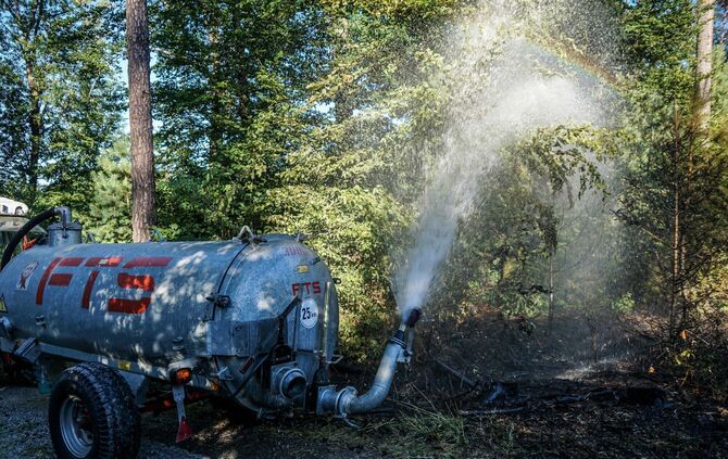 Murrhardt-Schlosshof: 400 qm Wald in Brand – Landwirte helfen mit Wasserfaessern