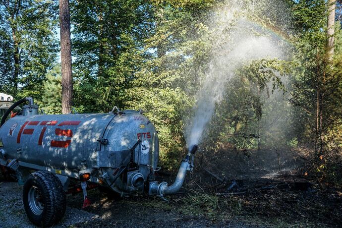 Murrhardt-Schlosshof: 400 qm Wald in Brand – Landwirte helfen mit Wasserfaessern