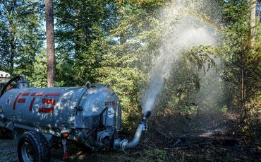 Murrhardt-Schlosshof: 400 qm Wald in Brand – Landwirte helfen mit Wasserfaessern