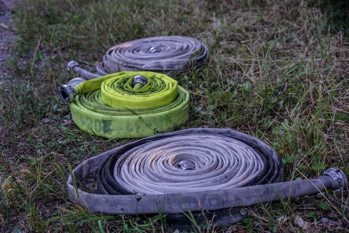 Murrhardt-Schlosshof: 400 qm Wald in Brand – Landwirte helfen mit Wasserfaessern