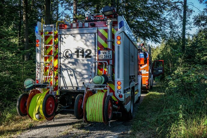Murrhardt-Schlosshof: 400 qm Wald in Brand – Landwirte helfen mit Wasserfaessern