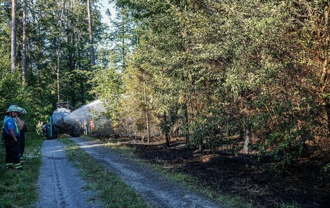 Murrhardt-Schlosshof: 400 qm Wald in Brand – Landwirte helfen mit Wasserfaessern