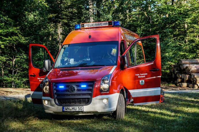 Murrhardt-Schlosshof: 400 qm Wald in Brand – Landwirte helfen mit Wasserfaessern