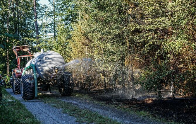 Murrhardt-Schlosshof: 400 qm Wald in Brand – Landwirte helfen mit Wasserfaessern
