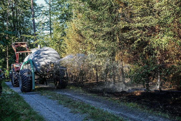 Murrhardt-Schlosshof: 400 qm Wald in Brand – Landwirte helfen mit Wasserfaessern