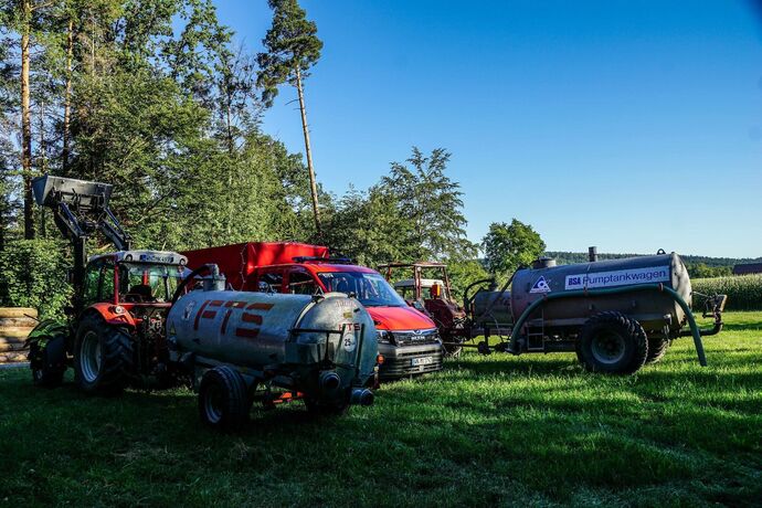 Murrhardt-Schlosshof: 400 qm Wald in Brand – Landwirte helfen mit Wasserfaessern