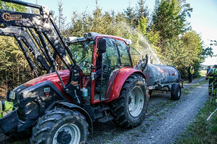 Murrhardt-Schlosshof: 400 qm Wald in Brand – Landwirte helfen mit Wasserfaessern