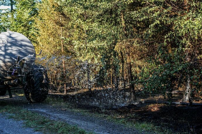 Murrhardt-Schlosshof: 400 qm Wald in Brand – Landwirte helfen mit Wasserfaessern