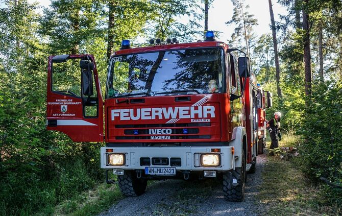 Murrhardt-Schlosshof: 400 qm Wald in Brand – Landwirte helfen mit Wasserfaessern