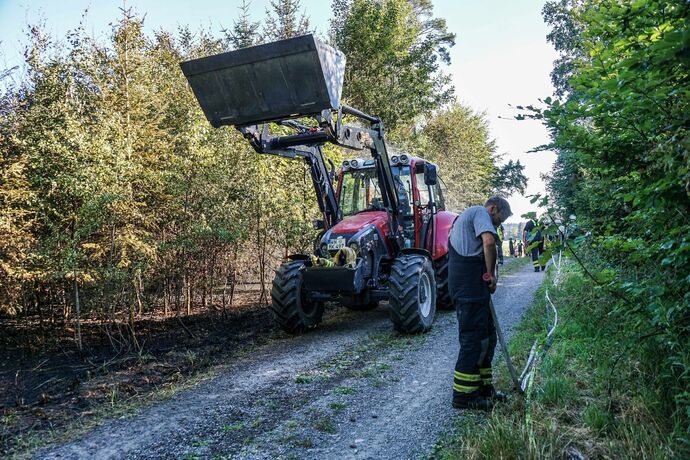 Murrhardt-Schlosshof: 400 qm Wald in Brand – Landwirte helfen mit Wasserfaessern