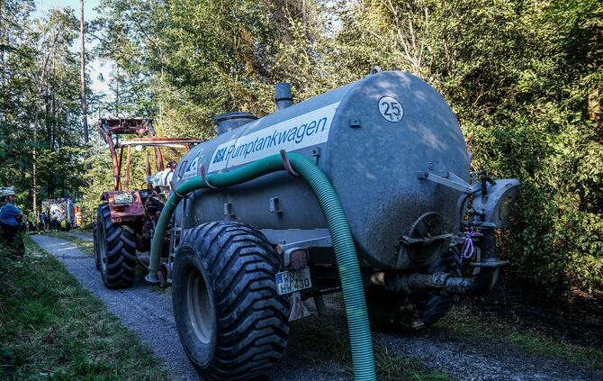 Murrhardt-Schlosshof: 400 qm Wald in Brand – Landwirte helfen mit Wasserfaessern