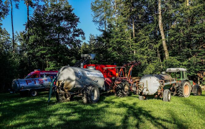Murrhardt-Schlosshof: 400 qm Wald in Brand – Landwirte helfen mit Wasserfaessern