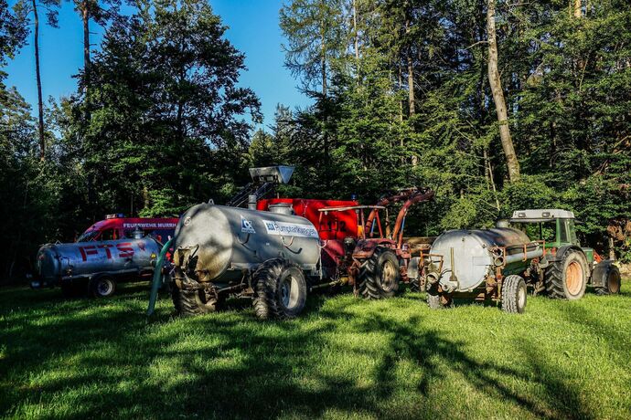 Murrhardt-Schlosshof: 400 qm Wald in Brand – Landwirte helfen mit Wasserfaessern