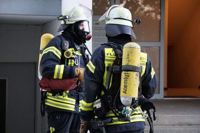 Pluederhausen: Brand auf einem Balkon eines Hochhauses loest Grosseinsatz aus