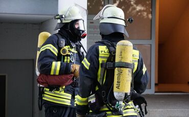 Pluederhausen: Brand auf einem Balkon eines Hochhauses loest Grosseinsatz aus