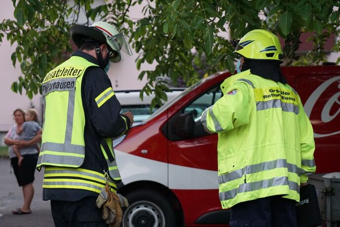 Pluederhausen: Brand auf einem Balkon eines Hochhauses loest Grosseinsatz aus