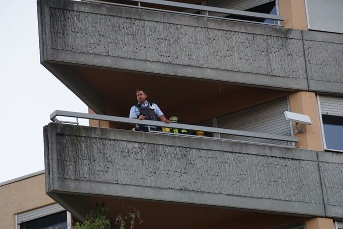 Pluederhausen: Brand auf einem Balkon eines Hochhauses loest Grosseinsatz aus
