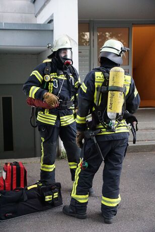 Pluederhausen: Brand auf einem Balkon eines Hochhauses loest Grosseinsatz aus