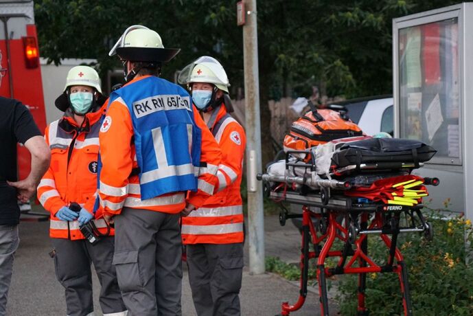 Pluederhausen: Brand auf einem Balkon eines Hochhauses loest Grosseinsatz aus