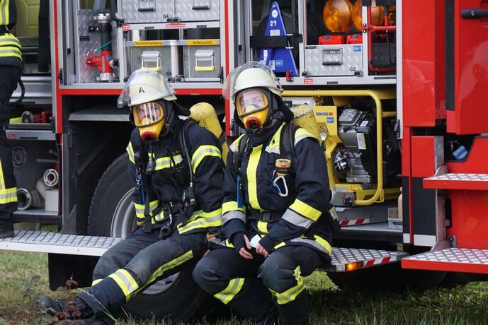 Pluederhausen: Brand auf einem Balkon eines Hochhauses loest Grosseinsatz aus