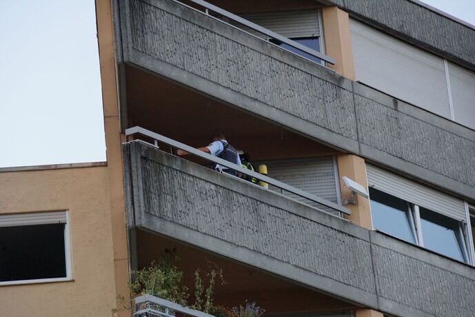 Pluederhausen: Brand auf einem Balkon eines Hochhauses loest Grosseinsatz aus