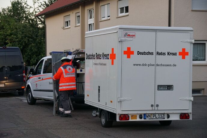 Pluederhausen: Brand auf einem Balkon eines Hochhauses loest Grosseinsatz aus
