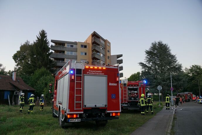 Pluederhausen: Brand auf einem Balkon eines Hochhauses loest Grosseinsatz aus